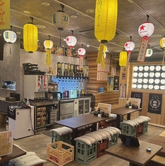 2から4名の少人数から、ちょっとしたサク飲みまで使いやすい席。カジュアルに串揚げや焼き鳥を楽しめるので、仕事帰りや友達との軽い食事に◎メニューも手軽に注文できて、サクッと飲むのにピッタリです。