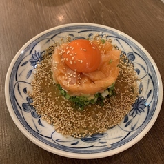 サーモンとアボカドのユッケ