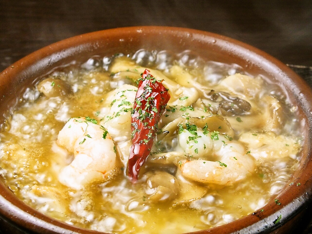 ぷりぷりっ！クオーレ看板メニューの海老とキノコのアヒージョ（730円）は、ワインのおともに◎