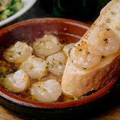 ぐつぐつアツアツ…！バゲットが止まらなくなる◎人気の定番アヒージョの写真