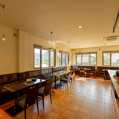 15名様から25名様まで、お店の貸切が可能です。結婚式の二次会や歓送迎会、会社でのパーティーなど、大人数での集まりに最適です。ご希望に応じてビュッフェスタイルや着席スタイルなど、様々な形式で対応しますので、お気軽にご相談ください。