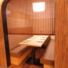 気兼ねなくお食事とお酒を楽しめる半個室をご用意しております。少人数での集まりやご家族でご利用するのにちょうどいいです。会話もし易いのでお酒も料理もすすみ、思い出に残るひとときとなることでしょう。個室の中にはソファー席となっていますので余裕をもって座れます。どの年代の方にも優しいお席となっております。