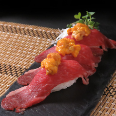 和牛肉寿司ウニのせ(三貫)