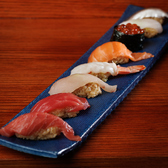【鮨を多彩なスタイルで愉しむ】旬の鮮魚を使用した本格握りはもちろん、お酒の肴として愉しめるあて巻きや、贅沢な具材を包み込む手巻きなど、気分に合わせてさまざまな味わいをお愉しみいただけます。柏 駅チカ 飲み放題 貸切 女子会 肉 個室 誕生日 デート 合コン 喫煙可 居酒屋 おでん 歓送迎会 寿司