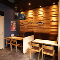 広々とした店内には、気の置けないご友人同士の飲み会や、会社の同僚とのご宴会にもぴったりなテーブル席をご用意しております◎人数に合わせてテーブルの結合や仕切りが可能なお席もございますので、お気軽にお申し付けください。会社帰りや地元の方、観光のお客様など幅広いシーンでご活用ください。お待ちしております◎
