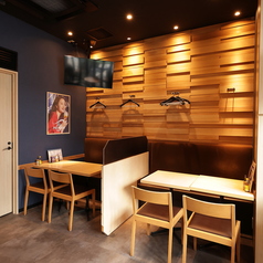 広々とした店内には、気の置けないご友人同士の飲み会や、会社の同僚とのご宴会にもぴったりなテーブル席をご用意しております◎人数に合わせてテーブルの結合や仕切りが可能なお席もございますので、お気軽にお申し付けください。会社帰りや地元の方、観光のお客様など幅広いシーンでご活用ください。お待ちしております◎