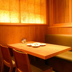 【2～16名様までOK】和紙の障子や木の格子が印象的な、統一感のある和モダンな空間で、心地よいひとときをお過ごしいただけます。少人数のご会食やお集まりにぜひご利用ください！