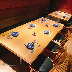 【テーブル席：2名様×7、4名様×2】最大14名様までご利用頂けるテーブル席です。各種宴会や歓送迎会など、団体様でのご利用にも最適！※14名様を超えるご利用をご希望の場合、お気軽に店舗までご連絡ください。