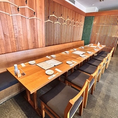 テーブルをつなげて9名～14名様用のレイアウトも可能！