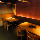 店内は終日全面禁煙とさせていただいております。焼肉の煙が気にならないロースターも完備しており、お食事の匂いがお洋服につきにくいため、お子様連れのお客様やデートにも安心です。