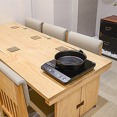 《大切な日のお食事にも》還暦祝い・卒業祝いなど、ご家族のお祝い事にもピッタリな個室。ぜひコースで、上質な神戸牛を贅沢に使ったすき焼きをお愉しみください。