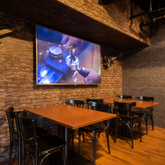 グループ利用に嬉しい6名掛けのお席もございます。レイアウト変更可能です◎