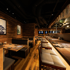 落ち着いた雰囲気のテーブル席。木材をふんだんに使用。心地良い空間が素敵なひとときを演出いたします。ゆったりくつろいでお過ごしいただけます。【京都/河原町/京都河原町/四条/河原町 居酒屋/焼き鳥/焼鳥/河原町 居酒屋/京都 居酒屋/ランチ/食べ放題/飲み放題/食べ飲み放題/誕生日/記念日/個室/鍋/接待/忘年会/新年会】