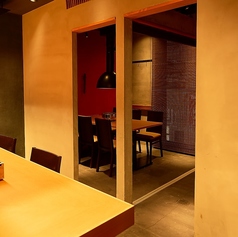 【6名様×2卓】大人数でもご利用可能な6名様までご利用いただける半個室のテーブル席を2卓ご用意しております。半個室なのでプライベート感も◎会社仲間や女子会におすすめです♪