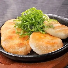 あふれ出る熱々のスープにご注意　丸餃子