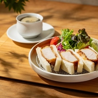 朝は8時から。蕎麦御膳やかつサンドで京都の朝を