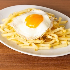 フライドポテト 目玉焼き添え