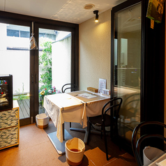 テーブル２４名様のテーブル席です。机を追加すると最大６名様までご案内可能です（予約が必要です）またベビーカーなども横におけるので家族連れの方におすすめです