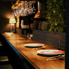 【カウンター席】おひとり様も大歓迎！ゆったりお酒を飲みながらお料理をお楽しみただけます。