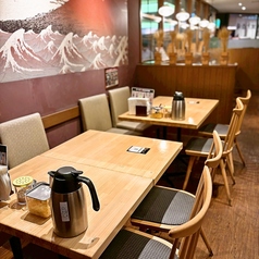 入口左手6名テーブル×２、１テーブル最大8名、16名までご利用可です☆