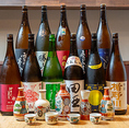 当店自慢の料理をさらに美味しく引き立てる、こだわりの日本酒や焼酎を全国各地から豊富に取り揃えております。華やかなラベルが目を引く話題の銘柄から、知る人ぞ知る希少なお酒まで、幅広いラインナップが自慢です。お客様の好みやその日の気分に合わせて、最高の一杯をご提案させていただきます。