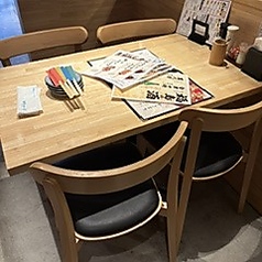 木の温もりを感じる広々としたテーブル席は、ご家族やご友人との楽しいひと時にぴったりです。少人数での飲み会から大人数のご宴会まで幅広くご利用いただけます。美味しい料理を囲みながら、笑顔あふれる心地よい時間をお過ごしください。