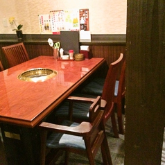 テーブル席です！4名様用のお席が5つご用意しております！是非ごゆっくり美味しいお肉をお楽しみ下さい♪