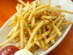 フライドポテトや焼うどんなどの居酒屋メニューも