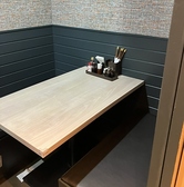 本格的な中華料理をリーズナブルな価格で楽しめるお店。厳選された食材を使った料理はどれも絶品！食欲をそそる香りが漂います。明るい白を基調とした店内は、開放感があり、木の温もりが心地よい。4名用の個室が4部屋あり、友人との食事や女子会にも最適です。ゆったりとした時間を過ごしながら、おいしい料理を楽しもう！