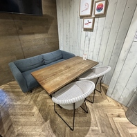 木の温もりと落ち着いた雰囲気でゆったり過ごせる！