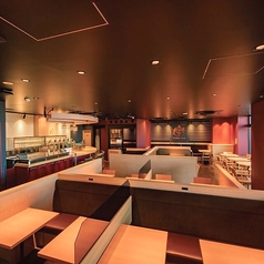 ＜和モダンな落ち着いた空間を貸し切って特別なお時間を＞6000円コースの場合は最低人数40名様～承ります。木の温もり感じる落ち着いた店内を貸し切り、皆様でくつろぎながら素敵なお時間をお過ごしください。さいたま新都心駅から63m！駅目の前の為、大人数でのお集りやお帰りにも安心です。