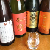 各地の日本酒を揃えたお料理に合うお飲み物を厳選してご用意しております。全国の銘柄を取り揃えており、その日のオススメやお刺身をお楽しみいただけるよう、お食事に合わせてお選びいただけます。ぜひお気軽にお声掛けください。お問い合わせください。