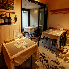 テーブル１２名様のテーブル席です