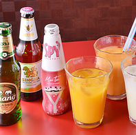 現地ビールやカクテルなどタイを感じる一杯を提供