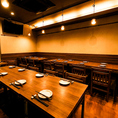 【最大70名様までOK◎広々空間で宴会に最適】温もりある木目調の空間で、ゆったりとご宴会を♪2.5時間飲み放題付きコースは2480円～と高コスパ◎会社宴会・打ち上げ・同窓会・各種パーティーなど幅広いシーンに対応可能！名物の『炭火焼き鳥』『鶏餃子＆黒豚餃子』をはじめ、高品質×低価格の料理がズラリ♪