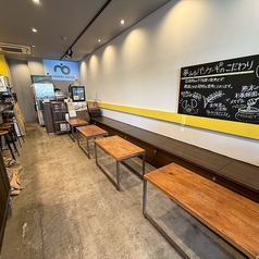 当店は、4人掛けのテーブル席が4つあり、友人同士や女子会に最適な空間です。店内には、自慢のパンケーキの説明が書かれた黒板があり、これを眺めながら楽しいひとときをお過ごしいただけます。心温まる雰囲気の中、特製パンケーキを楽しみながら、素敵な会話をお楽しみください。