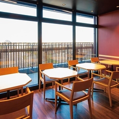 【1～8名様】窓際席。昼は自然光差し込む気持ちの良いお席。夜は夜空眺めるお席。