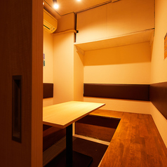 お席での喫煙可!!ゆったり広々とした個室席、暖簾仕切りの半個室席を多数ご用意しております!!靴を脱いでお寛ぎいただける座敷席でゆったり宴会♪女性のお客様にもおすすめのお席となっております!!お得な3時間飲み放題付きコースは3000円より各種ご用意しております!!当店の絶品肉料理をどうぞ心ゆくまでご堪能ください!!