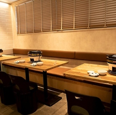 【テーブル席】ジュアルに、本格的なジンギスカンが楽しめる店内。ゆったりしたテーブル席で、会社宴会や女子会におすすめです☆