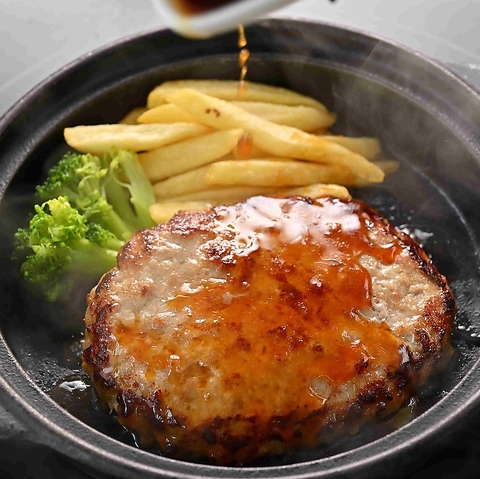 熱々、焼き立てのハンバーグと羽釜ご飯をお召し上がりください