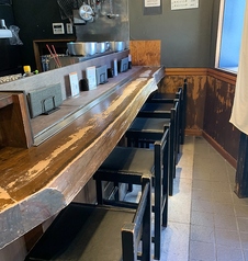 スタッフが串を焼く姿が見れるカウンターは隠れた人気席