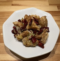 【衝撃の辛さ】唐辛子まみれの辛い唐揚げ◆スパイスの香りが食欲を刺激する一品の写真