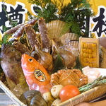 ネタ箱には店主厳選！ぴちぴち朝獲り鮮魚と産地直送野菜がぎっしり♪