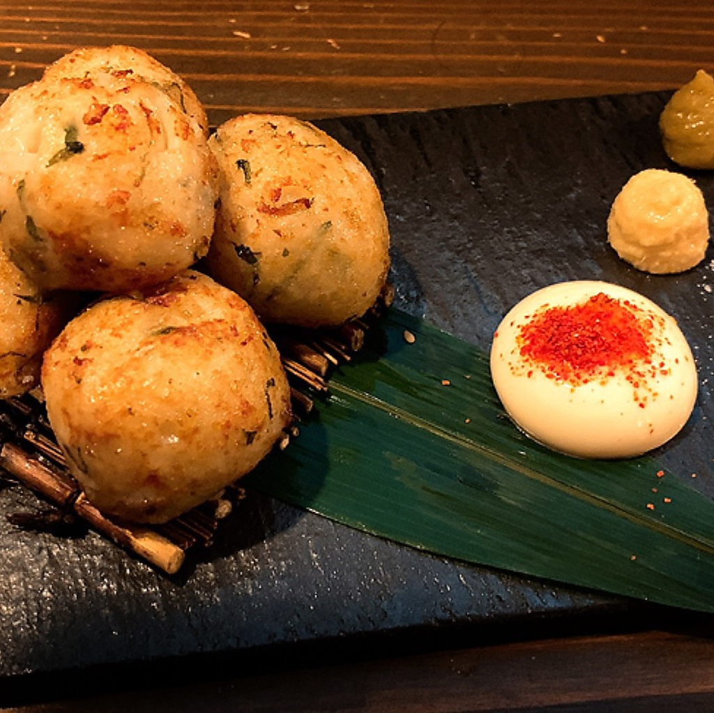 日本酒や焼酎に特に合う1品！『自家製タラのすり身揚げ』 お魚の風味と紫蘇の香りが絶妙な味わい！