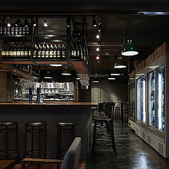 豊富なワインが並ぶカウンターは、料理と共にお好みのドリンクを楽しむのにぴったり。おしゃれな空間でお食事を♪