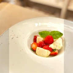 季節のフルーツと水牛モッツァレラのカプレーゼ