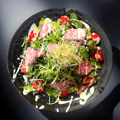 和牛ローストビーフのシーザーサラダ