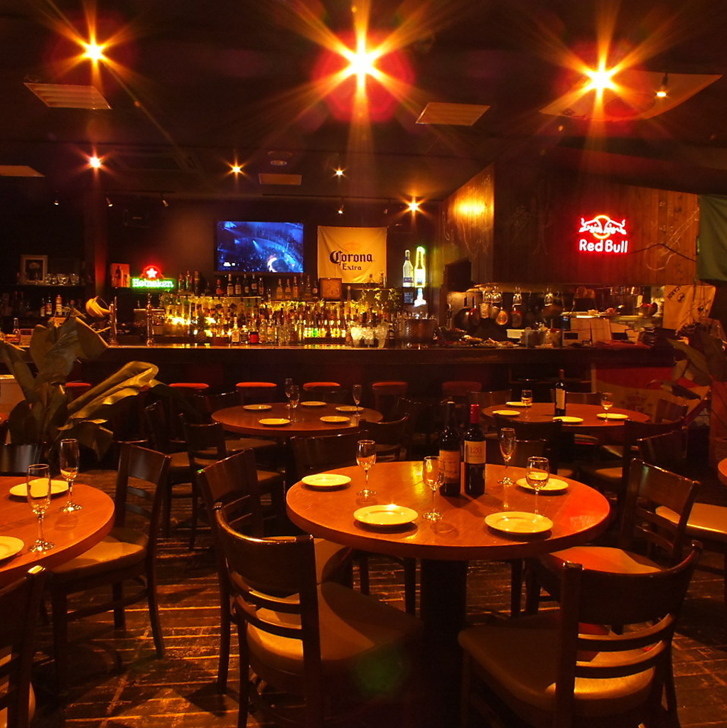 広々とした店内。手前は開放的なテーブル席、奥はソファ席、そこから階段を下りるとゆったりソファ席