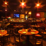 広々とした店内。手前は開放的なテーブル席、奥はソファ席、そこから階段を下りるとゆったりソファ席