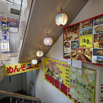 国際通りにある島唄ライブのお店！地下へ続く階段を下りると広々した店内スペース！